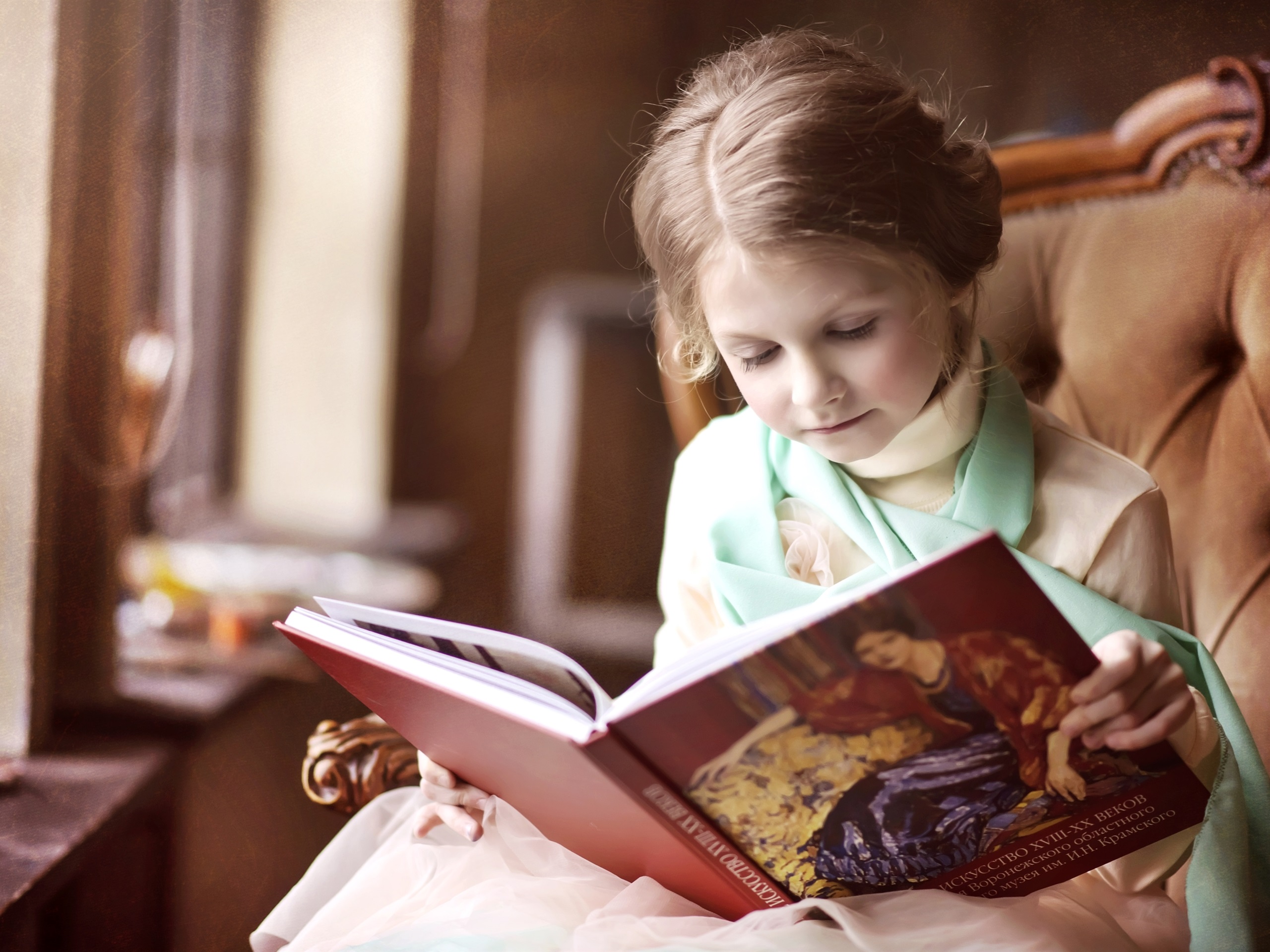 Lovely-little-girl-reading-a-book-chair_2560x1920.jpg