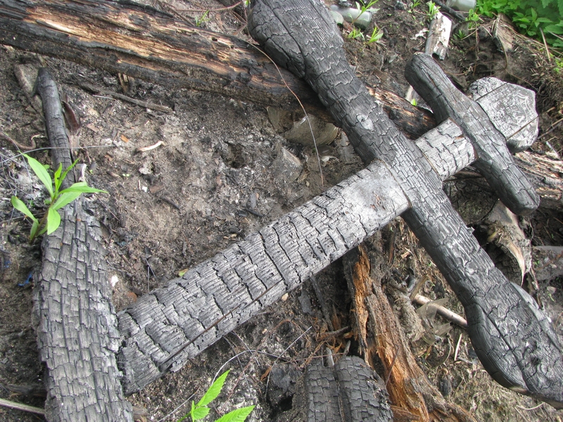 Крест сгоревший вместе с мусором res